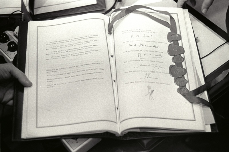 Photographie de la page des signatures du traité instituant la Communauté Economique Européenne (CEE)