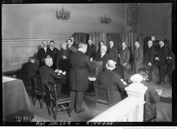 photo d'un bureau de vote à Paris en 1925
